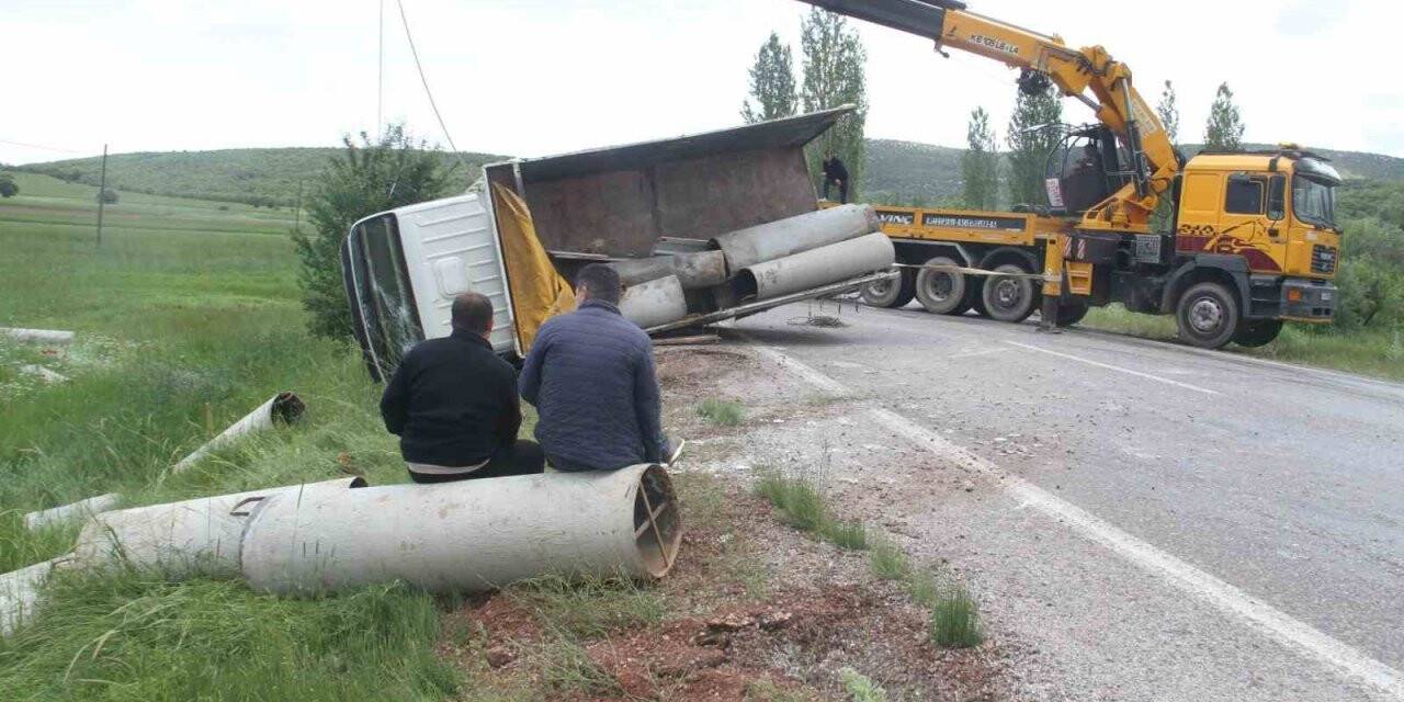 Devrilen kamyon kazaya sebep oldu: 4 yaralı