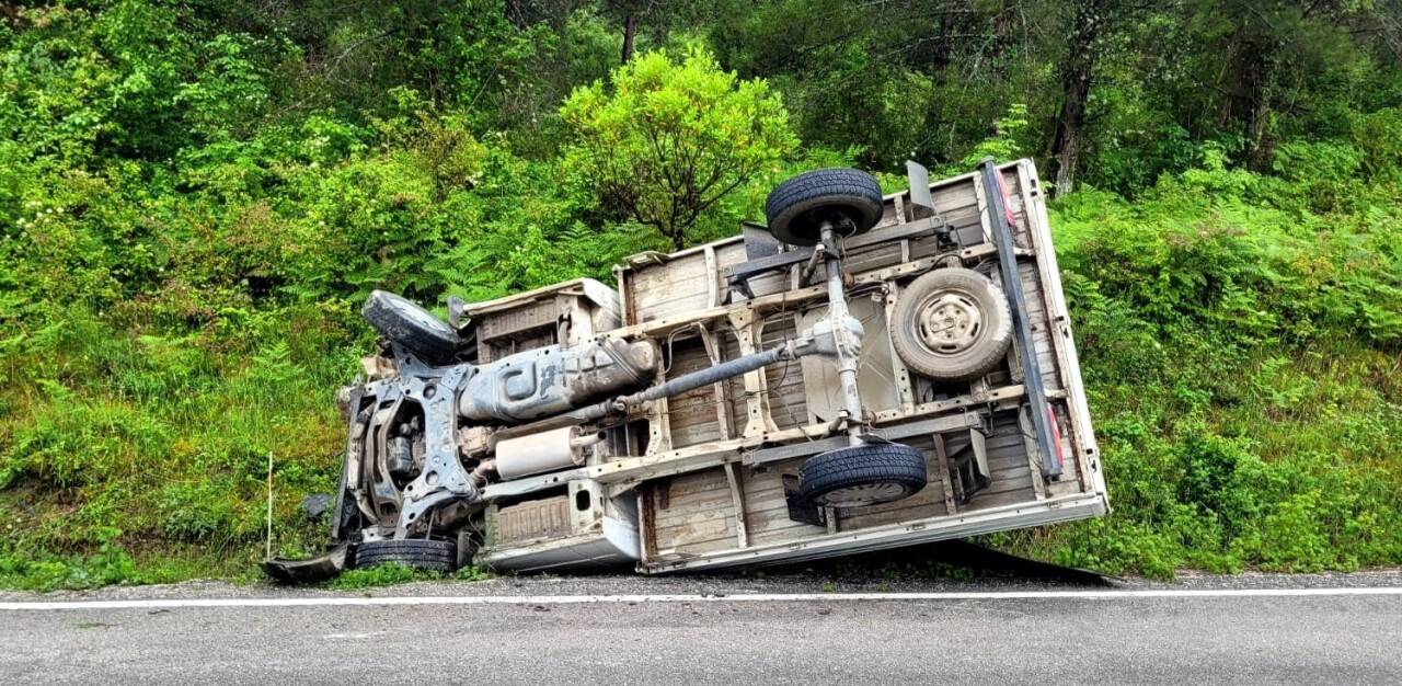 Şarampole devrilen kamyonetteki 2 kişi yaralandı