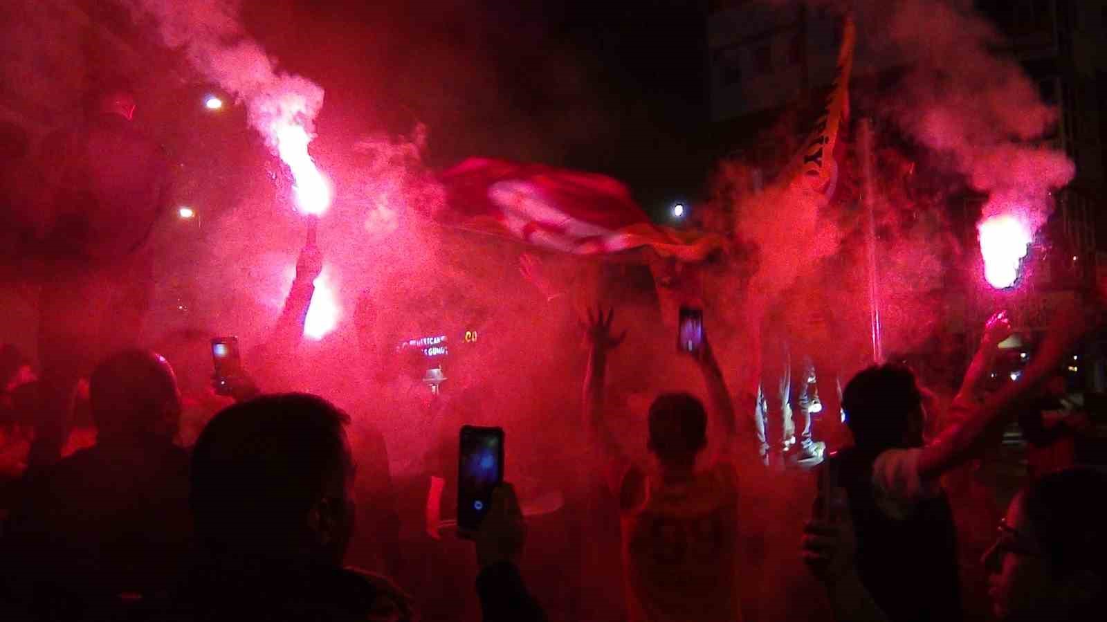 Galatasaray taraftarları sokağa döküldü