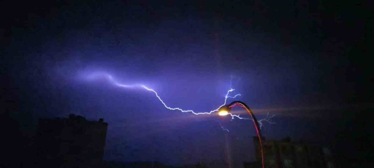 Şimşekler geceyi gündüze çevirdi