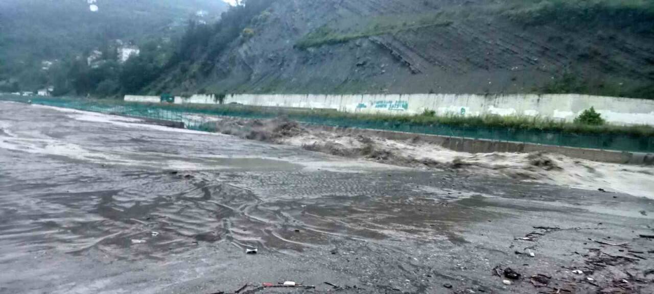 Sel tehlikesi yaşayan ilçede okullar tatil edildi