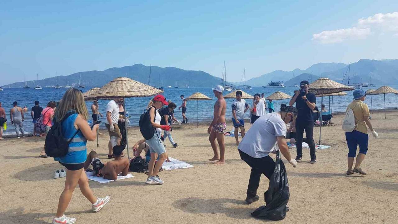 Marmaris’te plajlar temizlendi, mavi bayrak asıldı