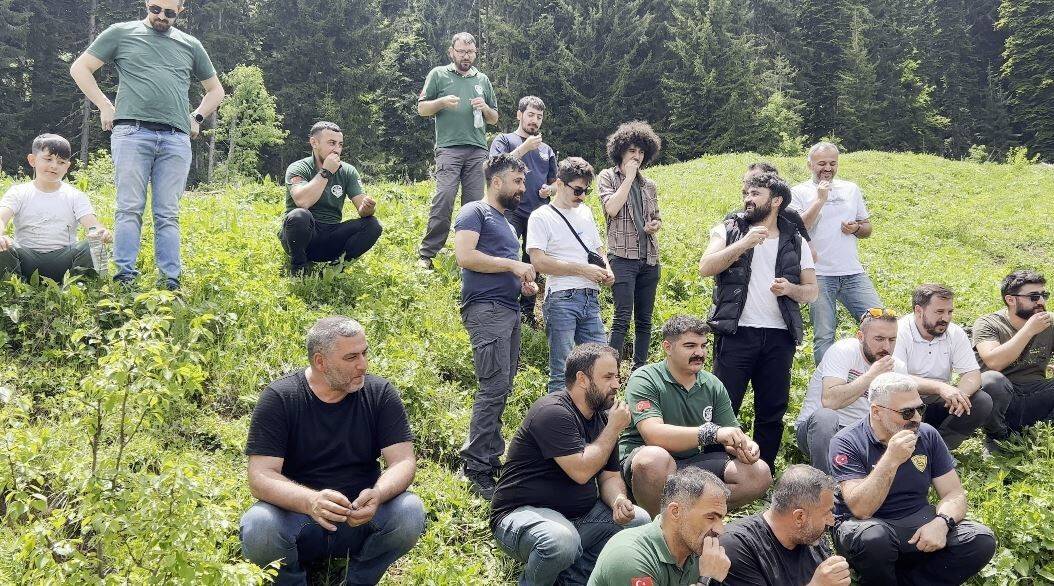 Yolda kalan arkadaşlarının durumunu çekirdek çitleyerek maç izler gibi izlediler