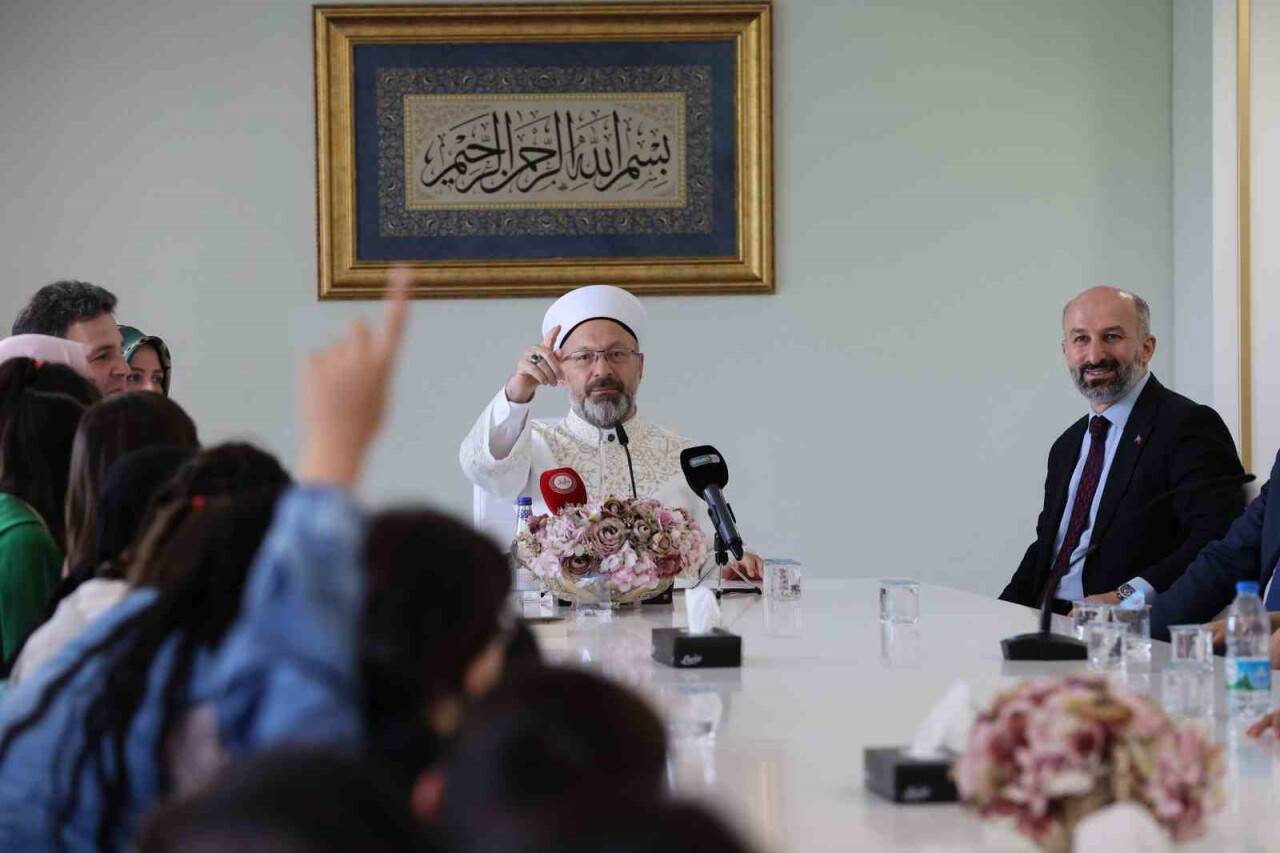 Diyanet İşleri Başkanı Erbaş, öğrencilerle bir araya geldi