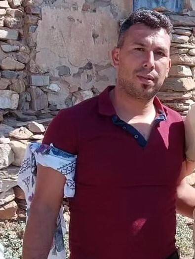 Devrilen traktörün altında kalan sürücü öldü