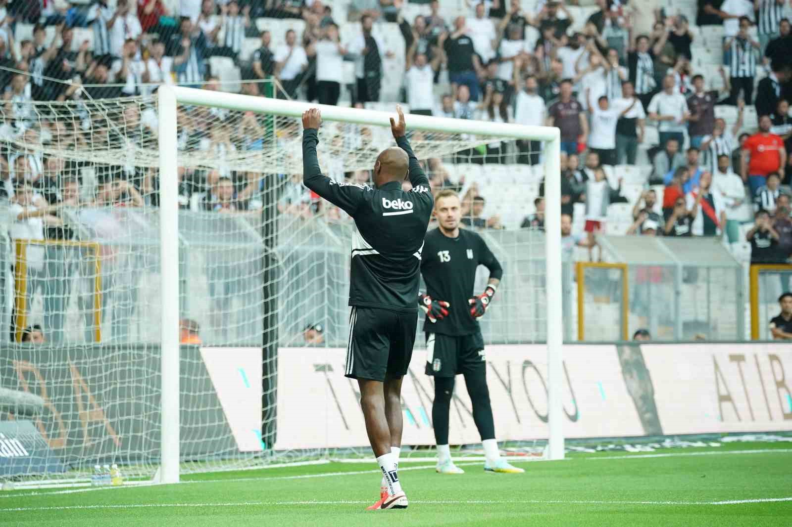 Atiba Hutchinson taraftarı ile vedalaştı