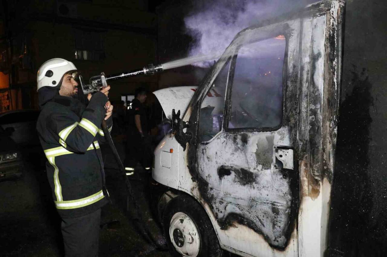 Park halindeki çekici yanarak kül oldu