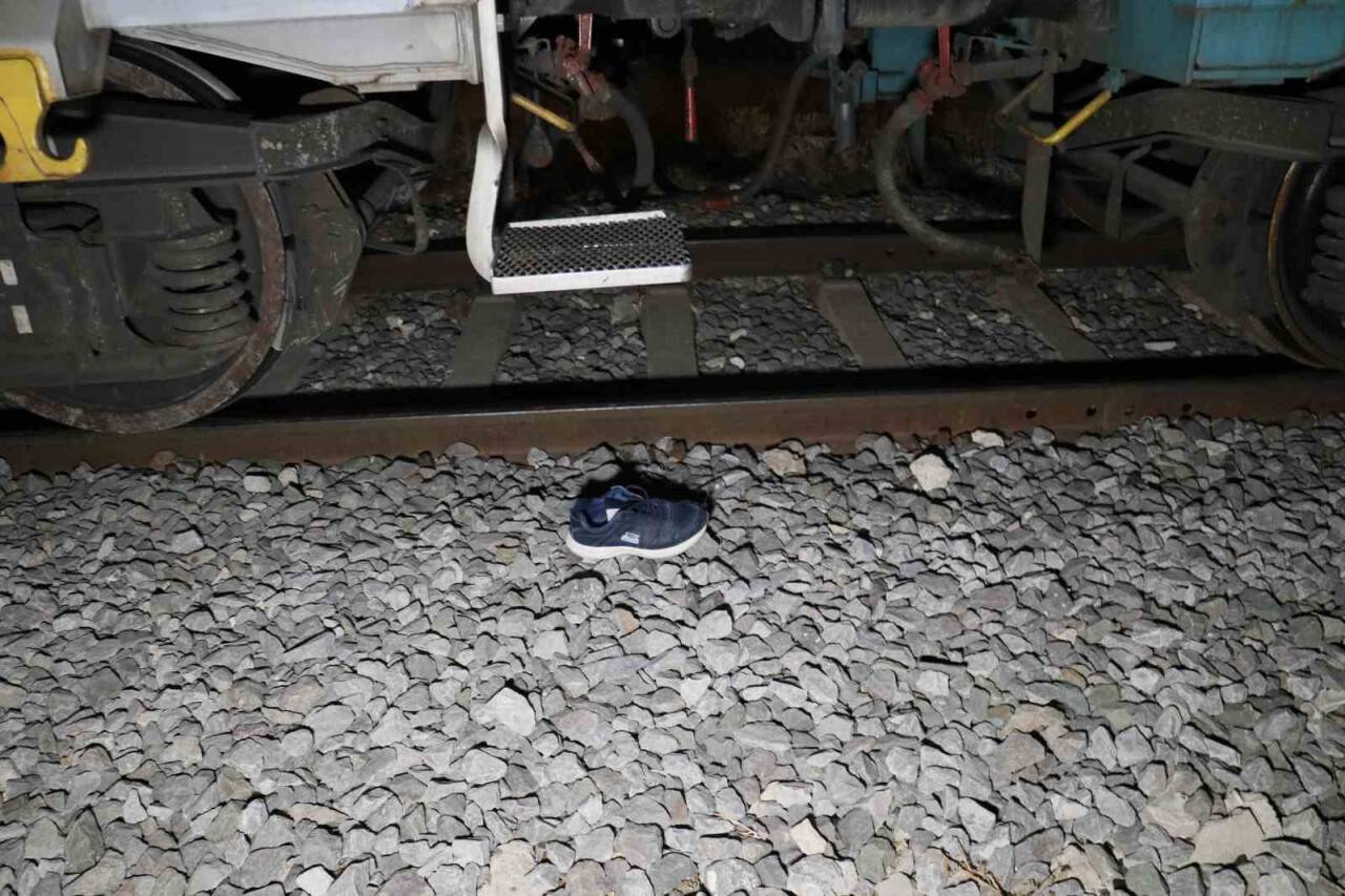 Karşıdan karşıya geçerken yük treni çarptı