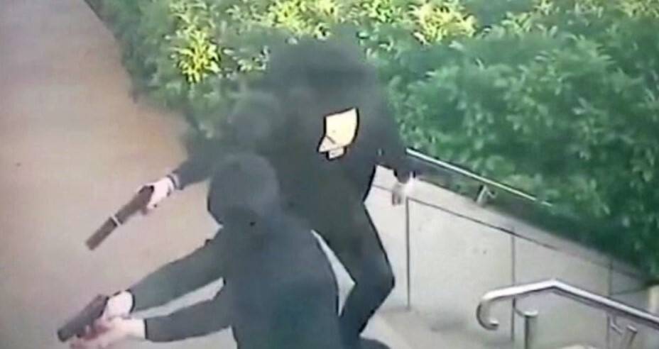 Maskeli saldırganlar kurşun yağdırdı: saldırı anı kamerada