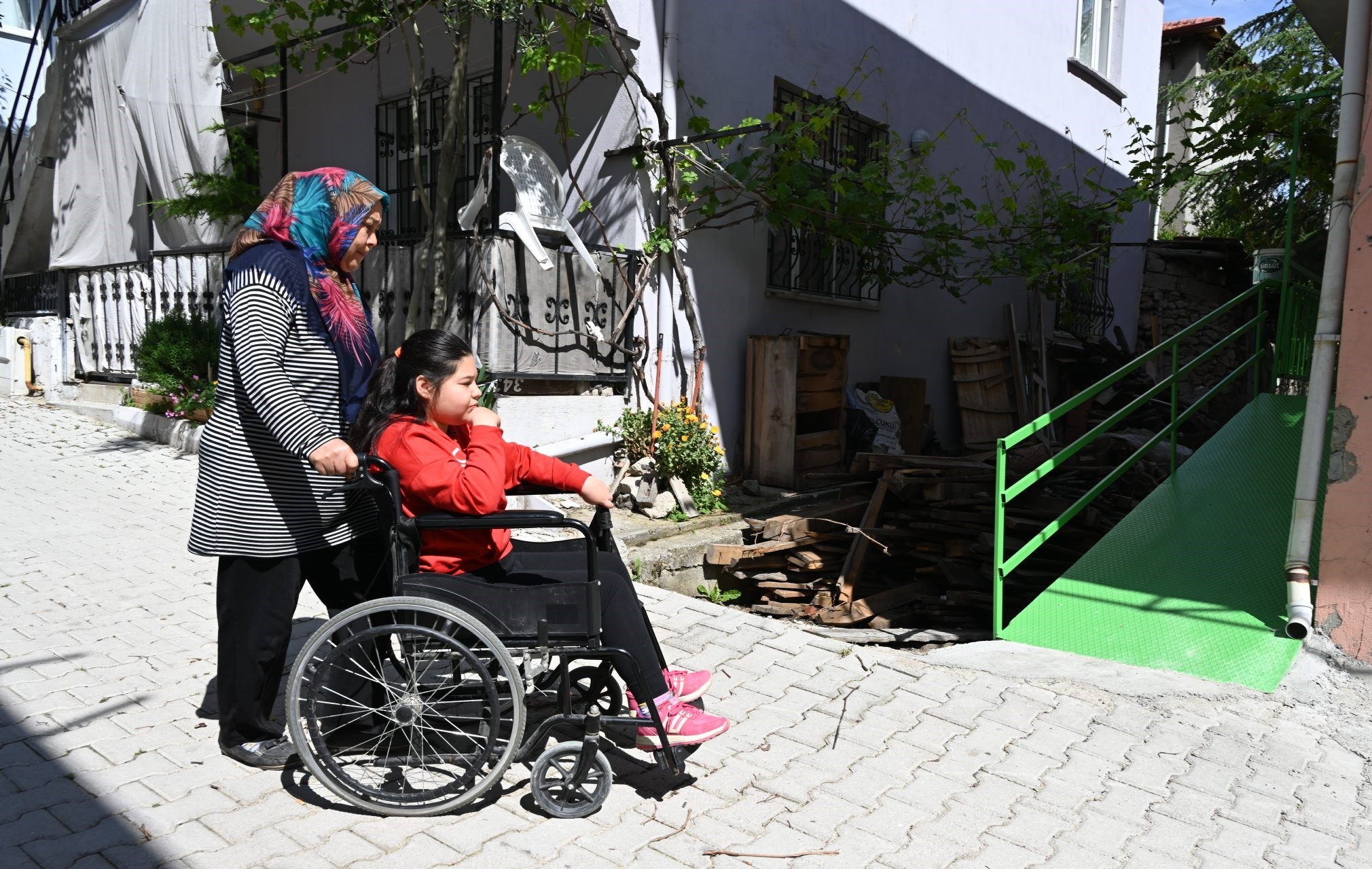 Engelli Sude ve annesinin hayatı engelli rampası ile kolaylaştı