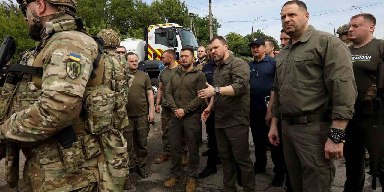 Zelenskiy’den hidroelektrik santralinin vurulduğu Herson’a ziyaret