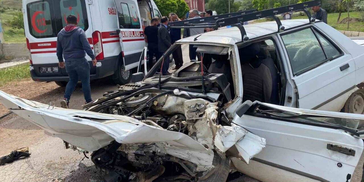 Tekeri kopan otomobil okul servisi ile çarpıştı