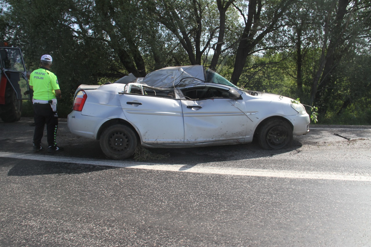 Konya'da otomobilin ağaca çarptığı kazada 2 kişi yaralandı