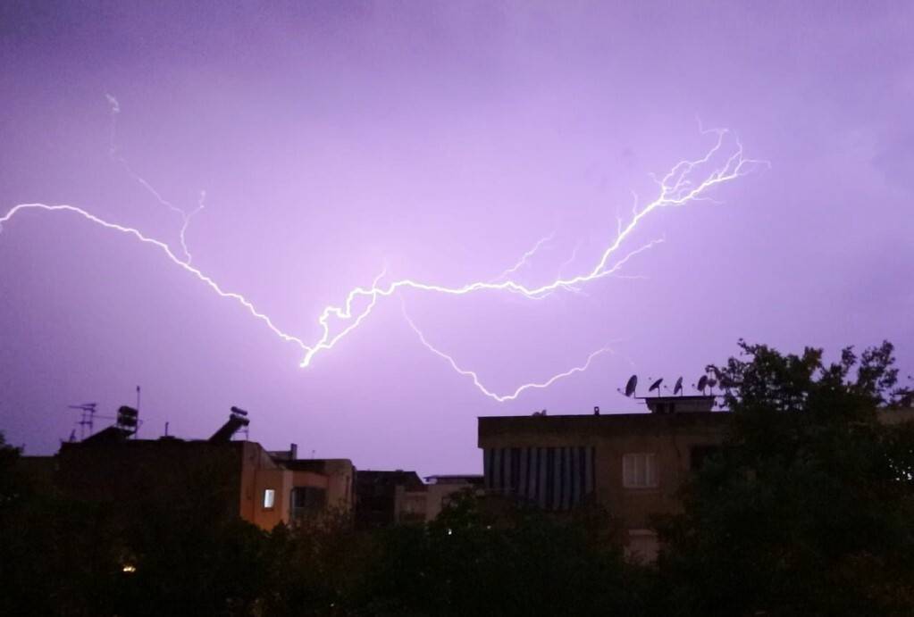 Şimşekler geceyi aydınlattı