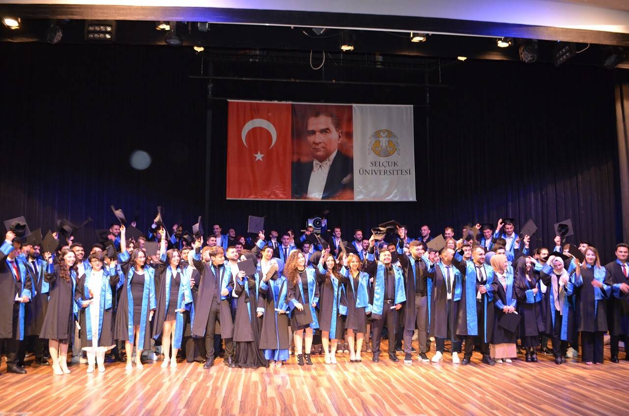 Teknoloji fakültesinin genç mühendisleri mezun oldu