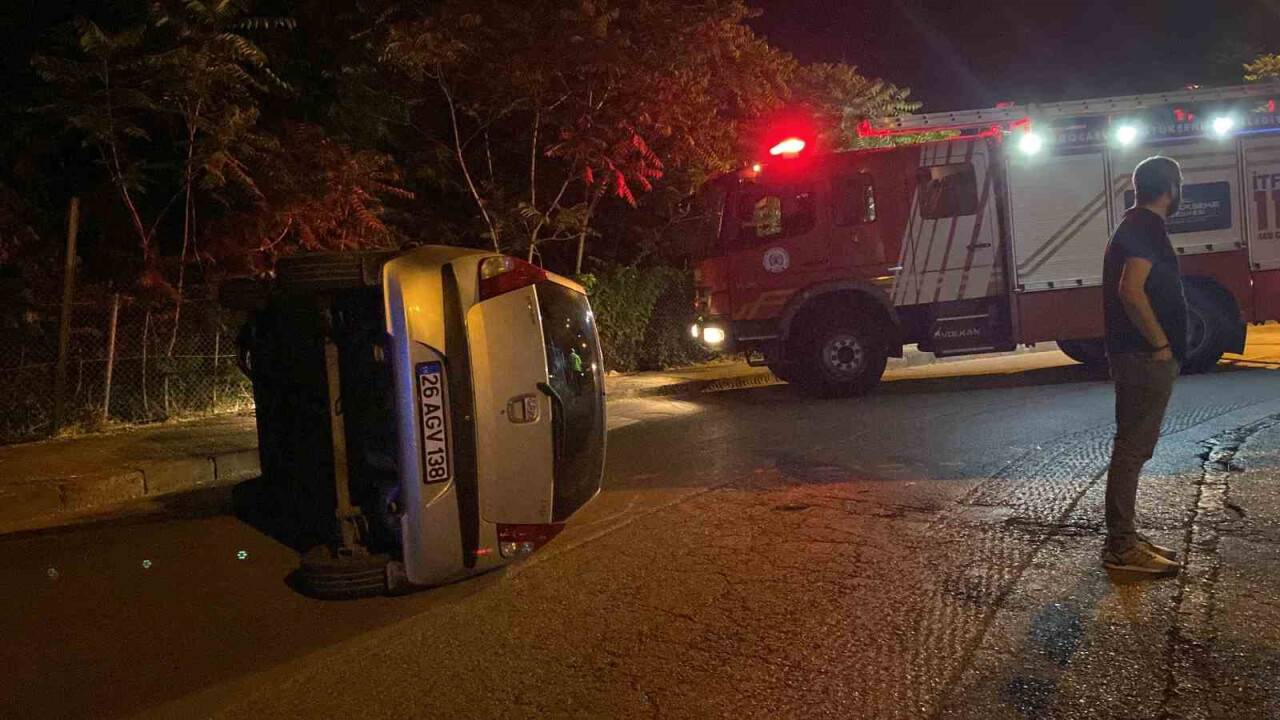 Kontrolden çıkan otomobil sokağın ortasına yan yattı