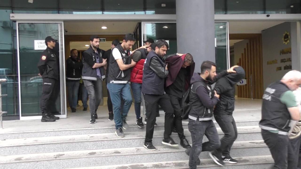 Şafak vakti koçbaşlarıyla özel harekat: Narkotik köpeği Truva buldu...29 tutuklama