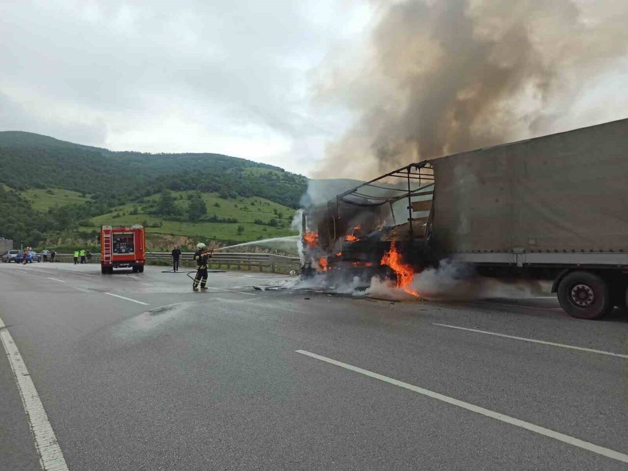 Gürcistan’a arpa taşıyan tır Samsun’da alev alev yandı