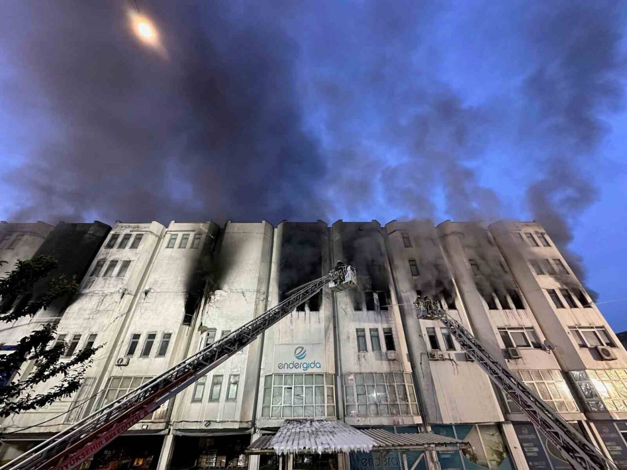 6 katlı iş hanında yangın: Mahsur kalan 8 kişi kurtarıldı