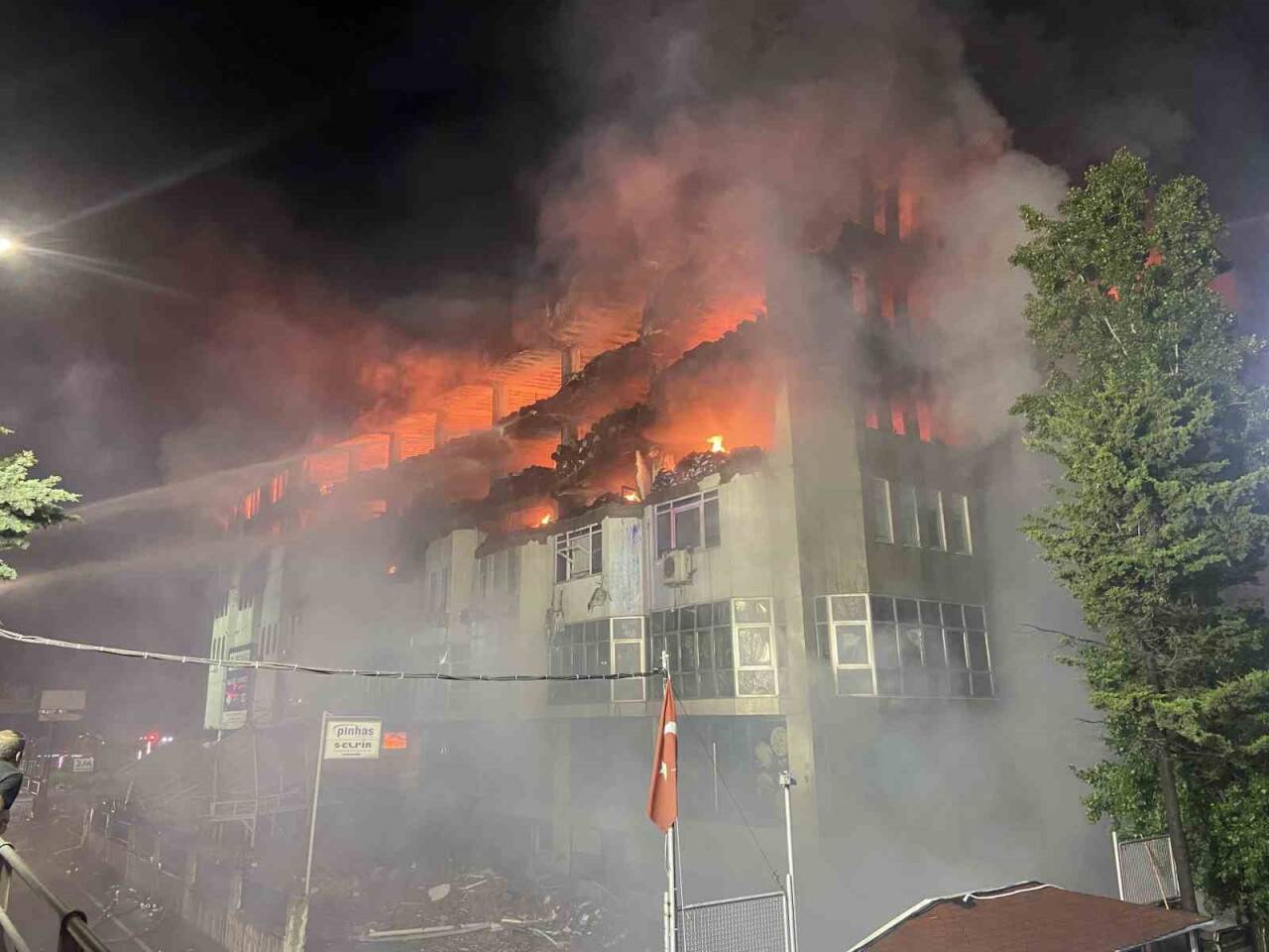 Söndürme çalışmalarının sürdüğü İkitelli Organize Sanayi Bölgesi’ndeki iş hanında çökme