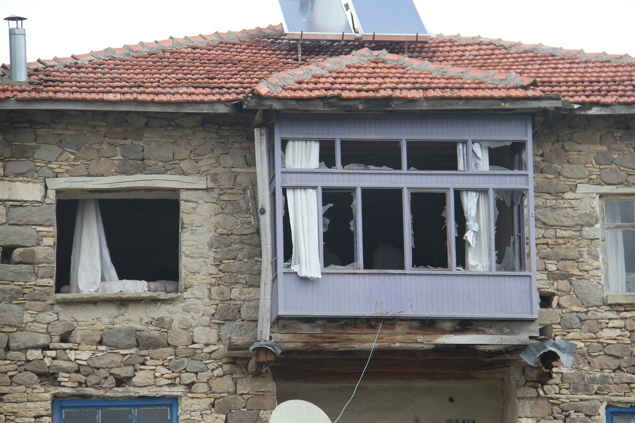 Konya'da yıldırım isabet eden ev kullanılamaz hale geldi