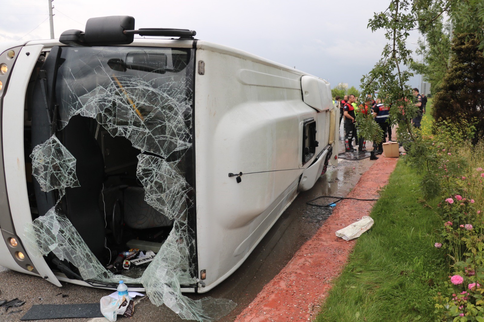 Jandarma personelini taşıyan araç devrildi: 5 yaralı