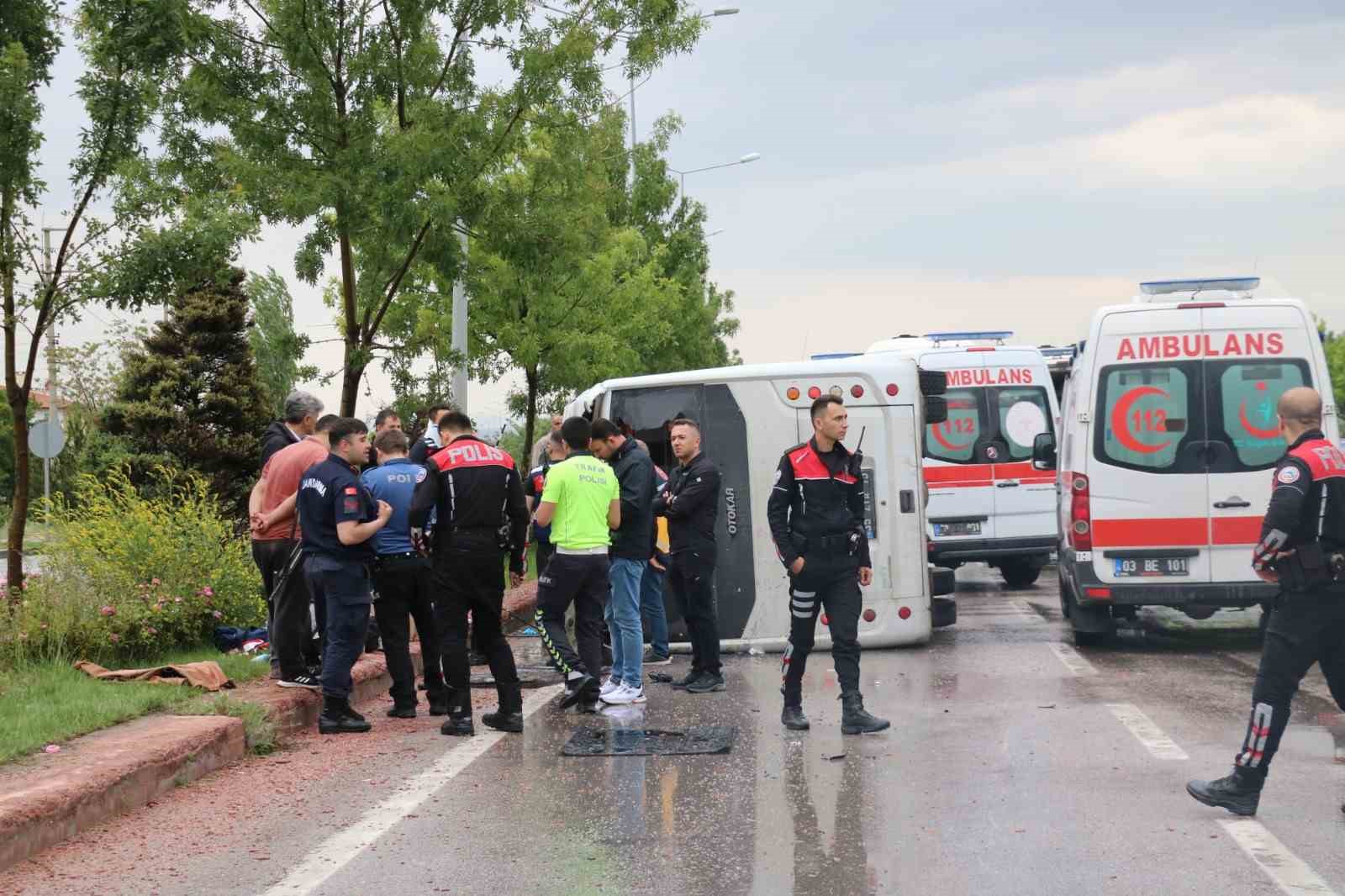 Konya'dan İzmir'e giden jandarma personelini taşıyan araç devrildi: 5 yaralı