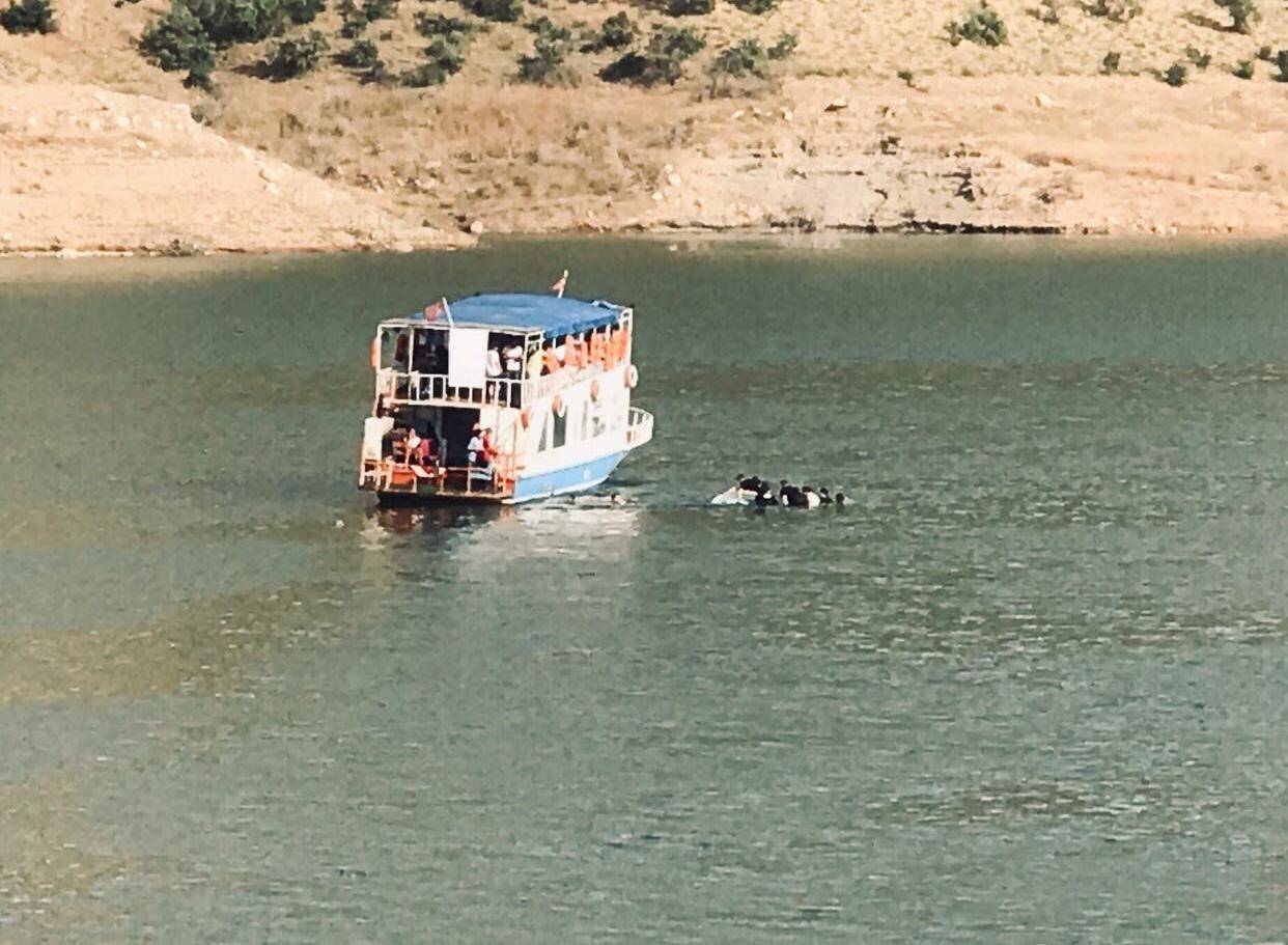 Sandal alabora oldu, 8 kişi ölümden döndü