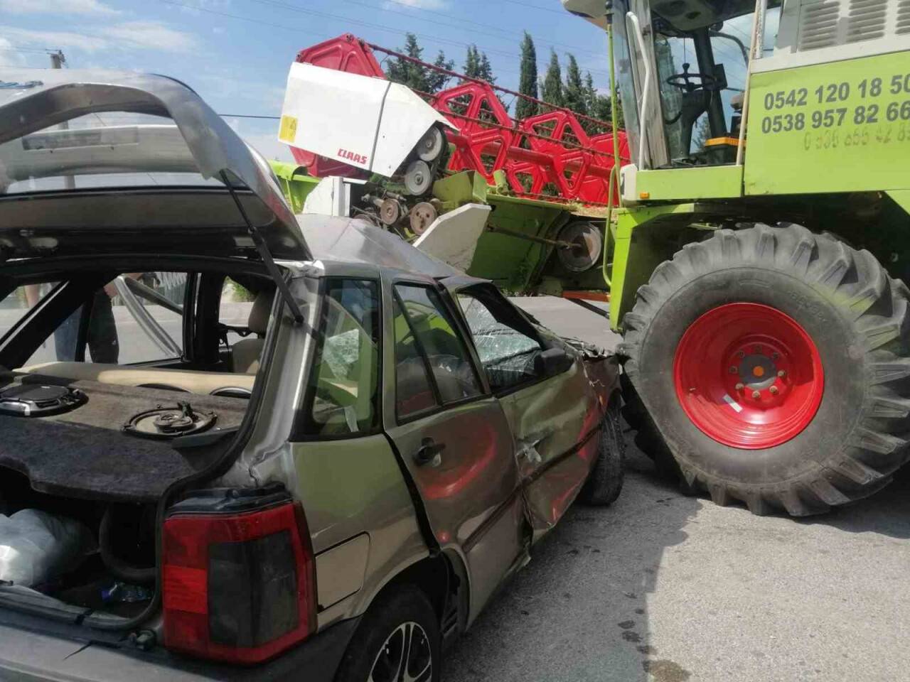 Otomobil biçerdöverin altına girdi: 1 yaralı