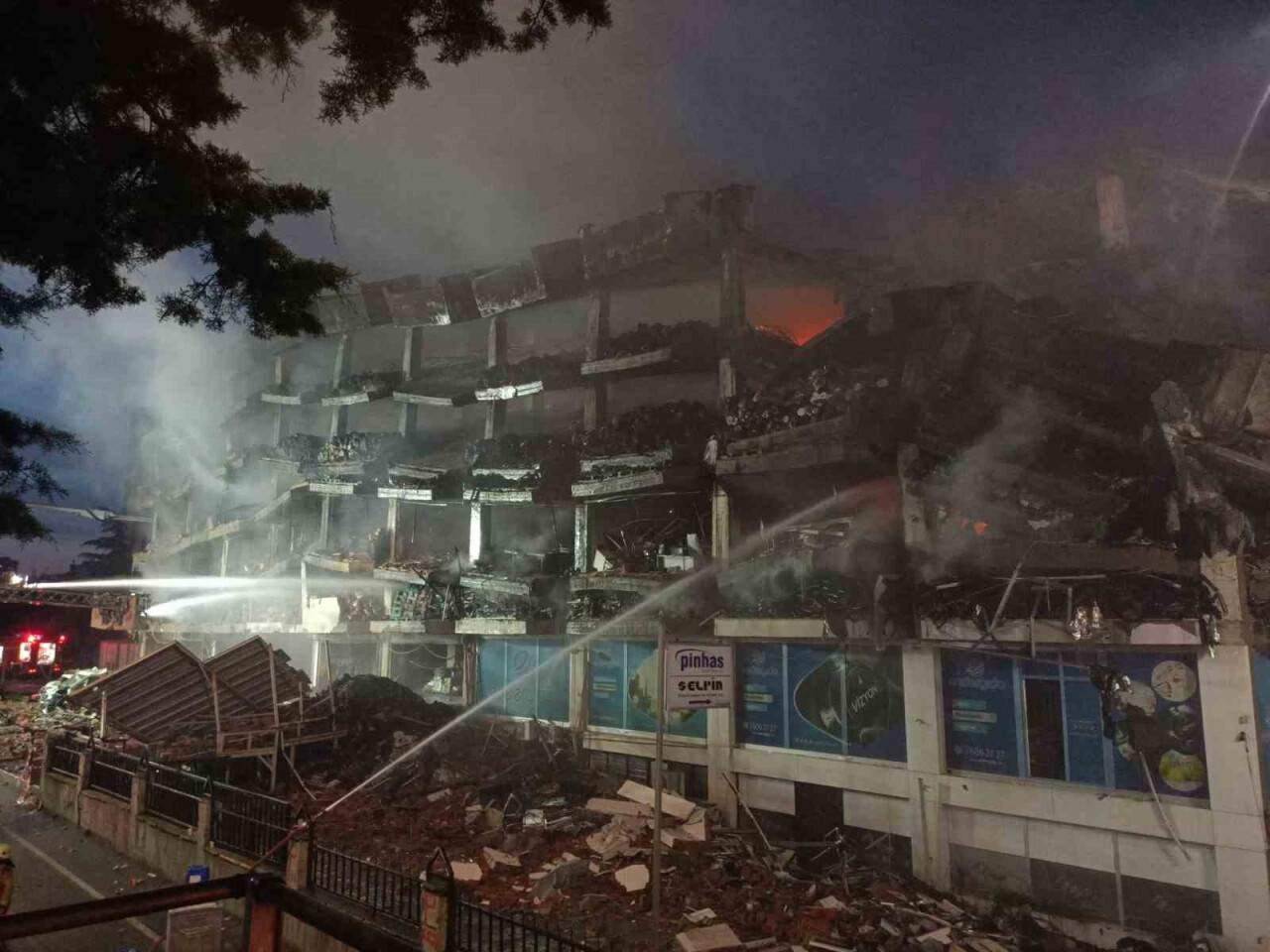 İş hanı yangını 31 saat sonra kontrol altına alındı