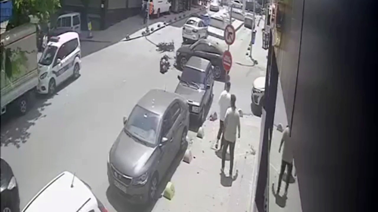 Sultangazi’de feci kaza kamerada: Motosikletlinin kaskı kafasından fırladı