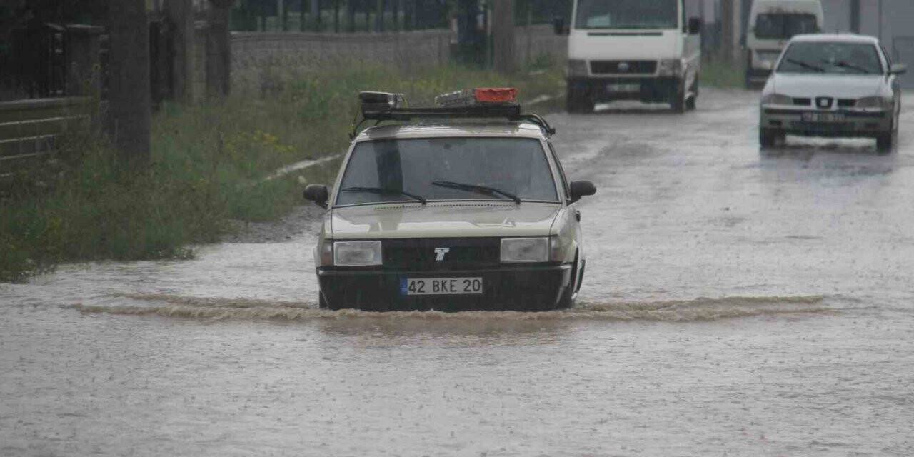 Beyşehir'de sağanak yağış etkili olmaya devam ediyor