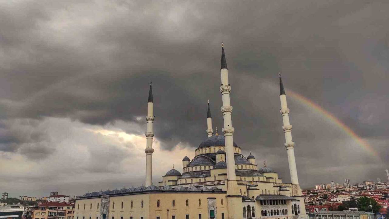 Gökkuşağı kartpostallık görüntüler oluşturdu