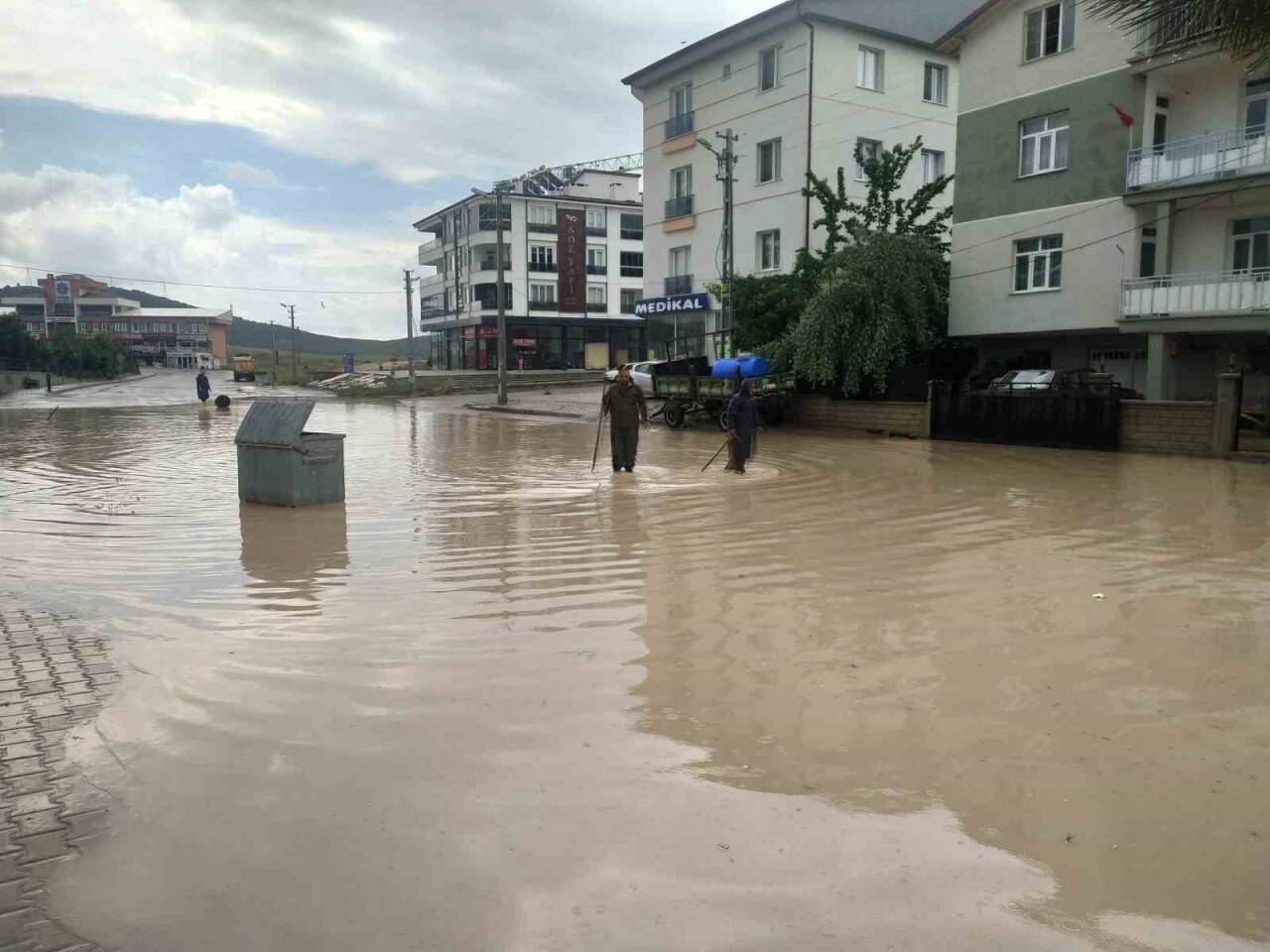 Yolların göle döndüğü Beyşehir’e rekor yağış