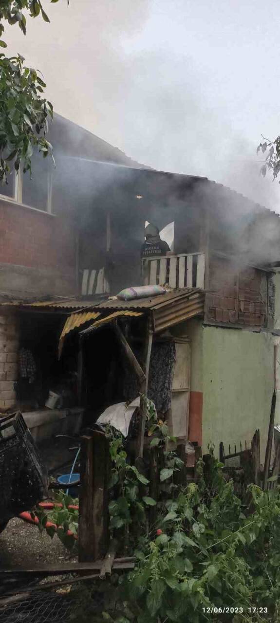 Bacada yakılan gazete yangına sebep oldu