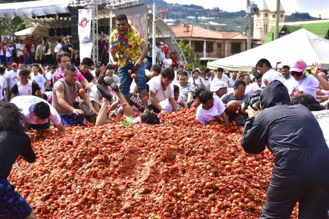 Kolombiya’daki domates festivali La Tomatina’da 40 ton domates kullanıldı