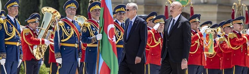 Cumhurbaşkanı Erdoğan, Azerbaycan Cumhurbaşkanı Aliyev tarafından resmi törenle karşılandı