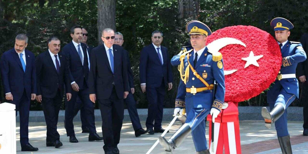 Cumhurbaşkanı Erdoğan, Bakü’de şehitliği ziyaret etti