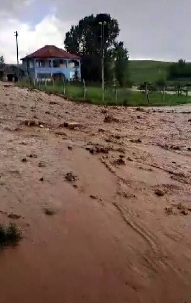 Kuvvetli yağış sele neden oldu