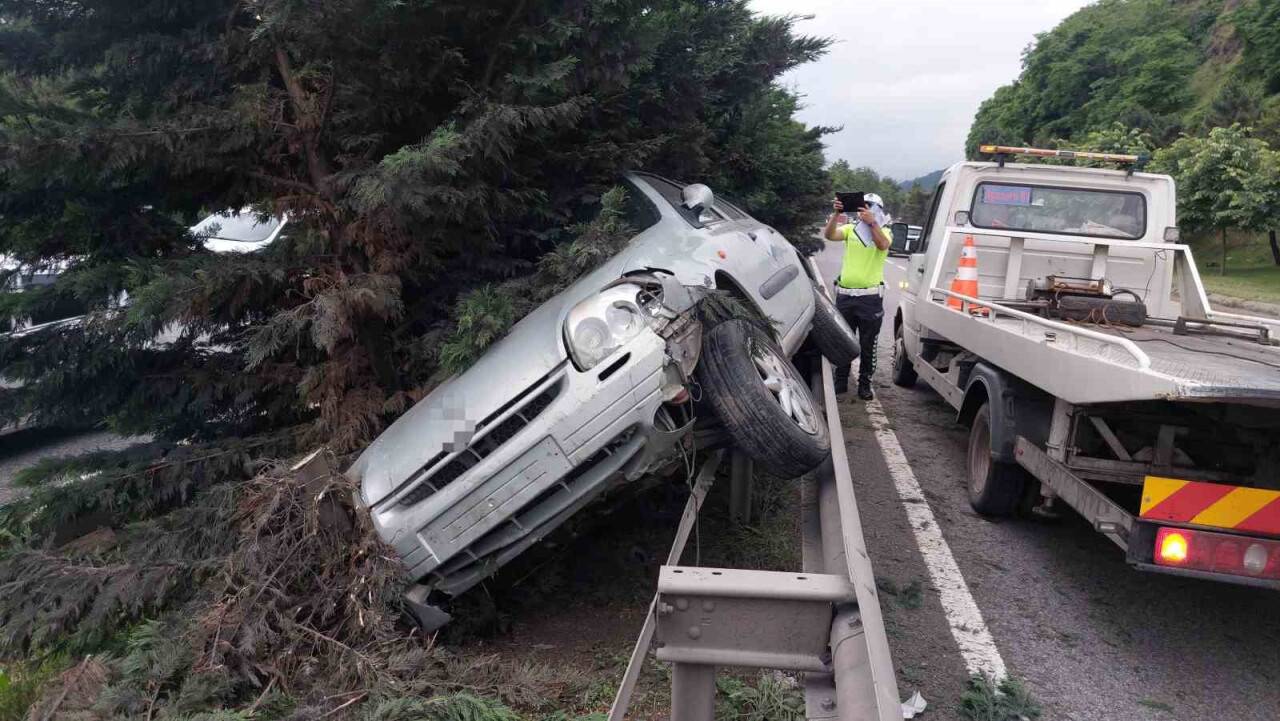 Yoldan çıkan otomobil bariyere çıktı