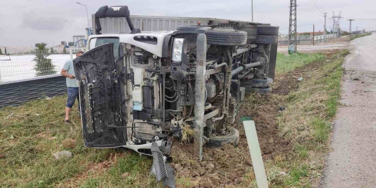 Konya'da kontrolden çıkan kamyon devrildi