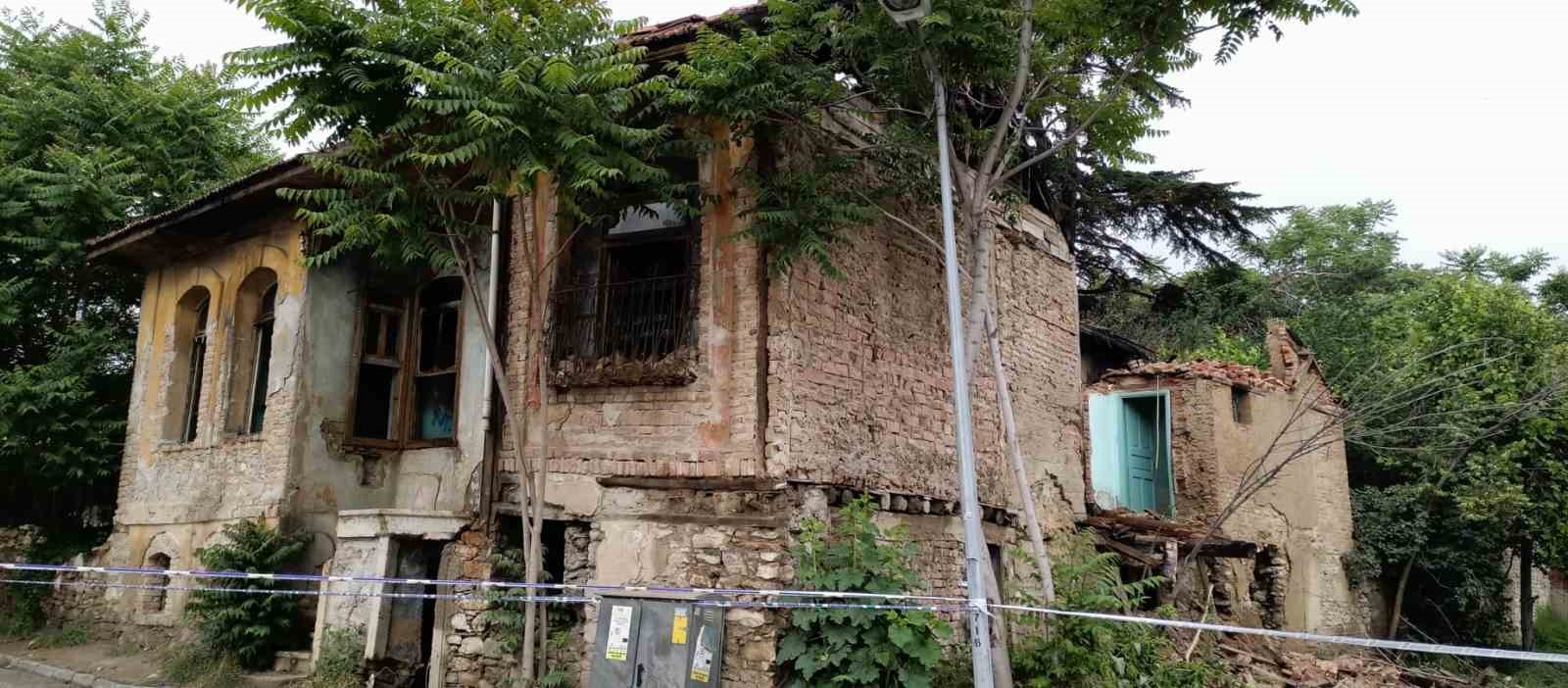 Konya'da yıldırım düşen boş evde yangın çıktı