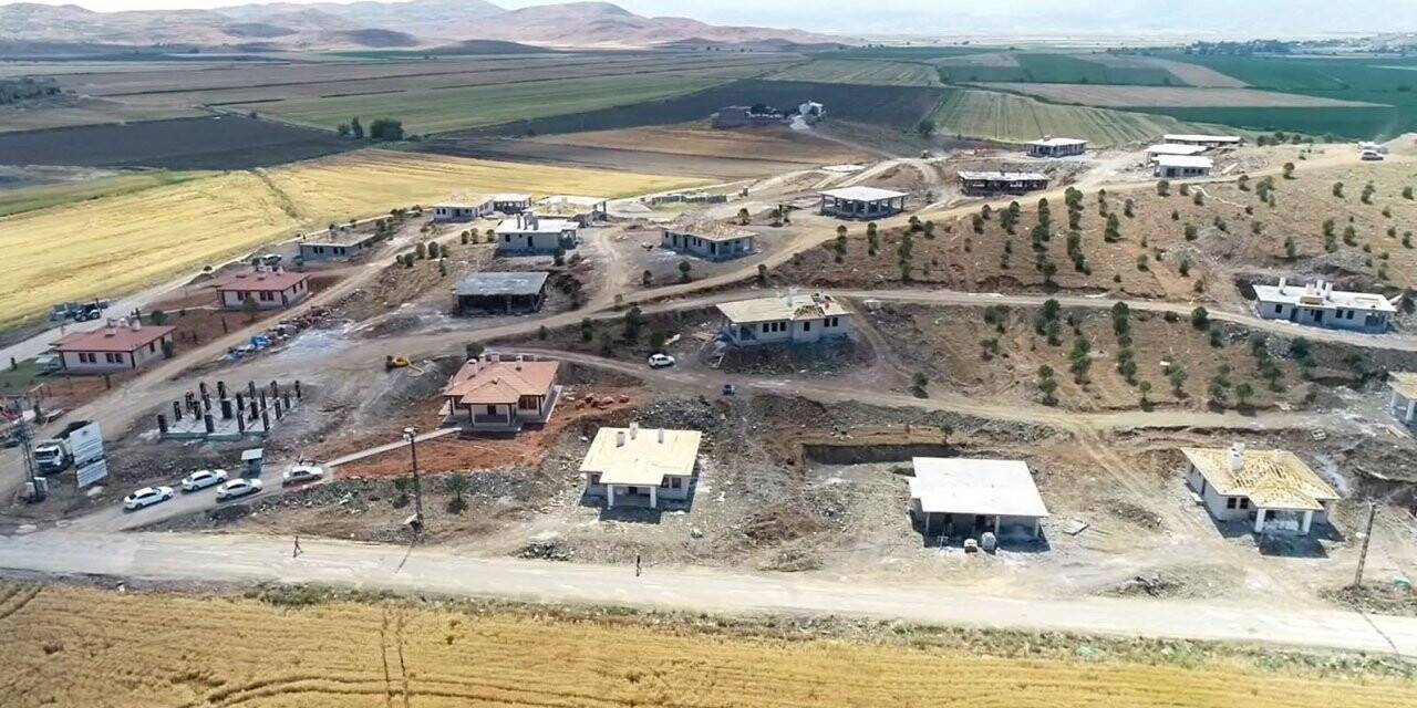 Kahramanmaraş'ın Türkoğlu ilçesinde köy tipi afet konutlarının yapımı tüm hızla sürüyor