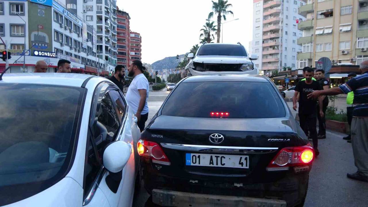 Kavşakta kaza: 3 araç hasar gördü, 2 sürücü yaralandı