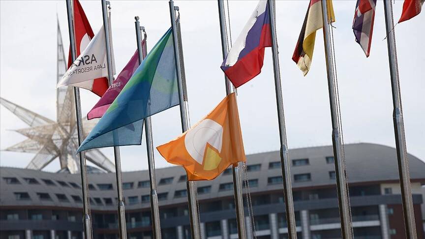 Aydınlı sanatçı bu defa sosyal medyada başlayan ‘günlük aşklara’ sitem etti