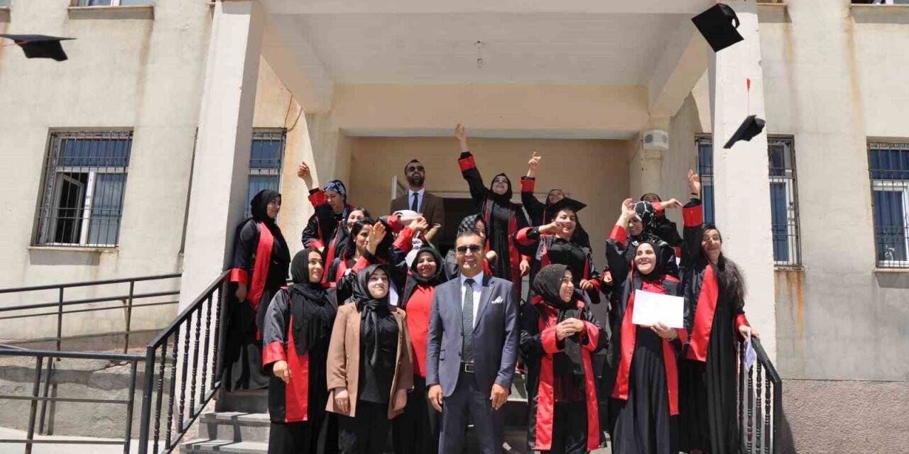 Yüksekova’da 18 kadın ilkokuldan mezun oldu