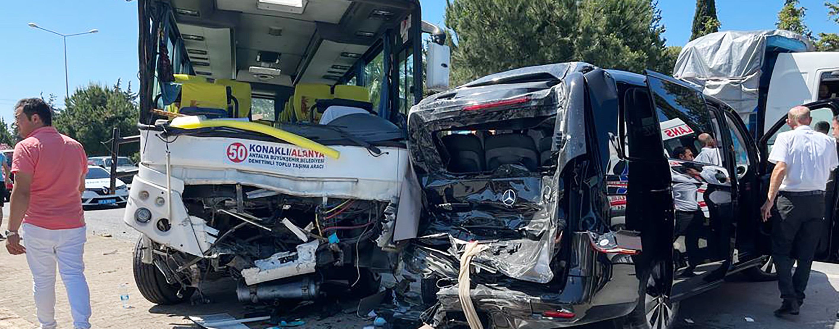 Midibüs ile minibüsün çarpıştığı kazada 13 kişi yaralandı