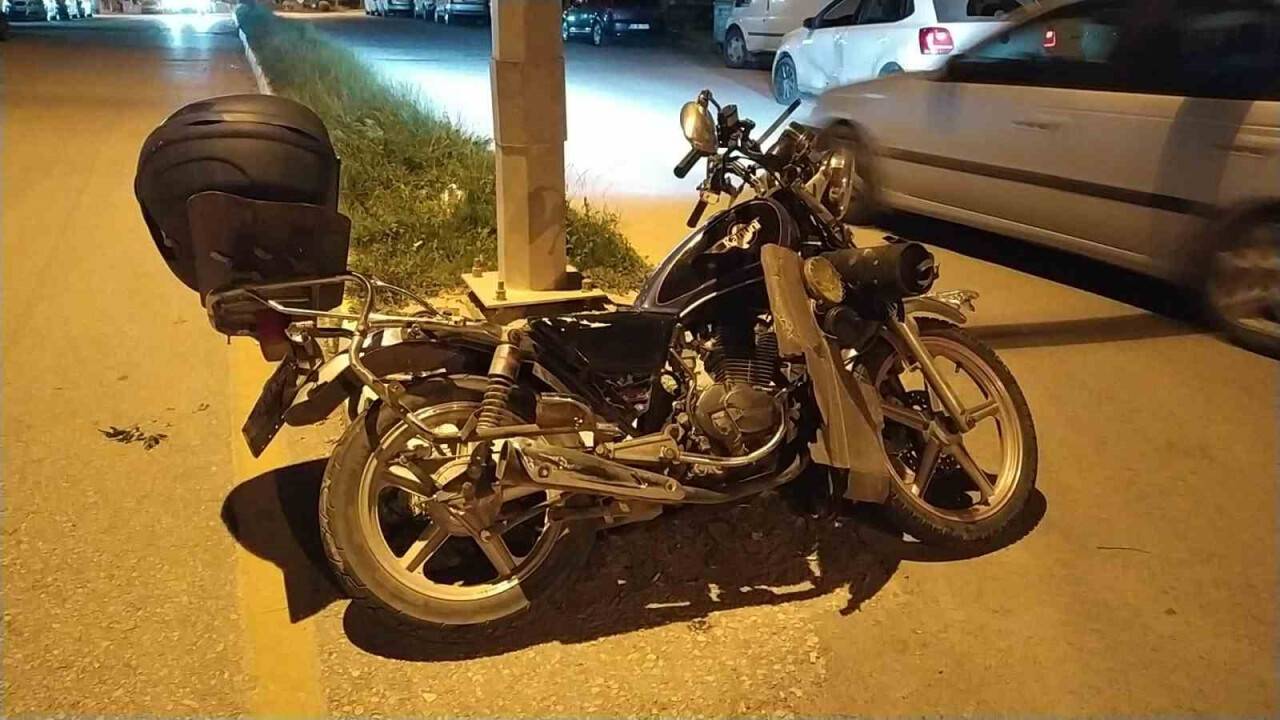 Otomobile çarpan motosikletin sürücü yaralandı