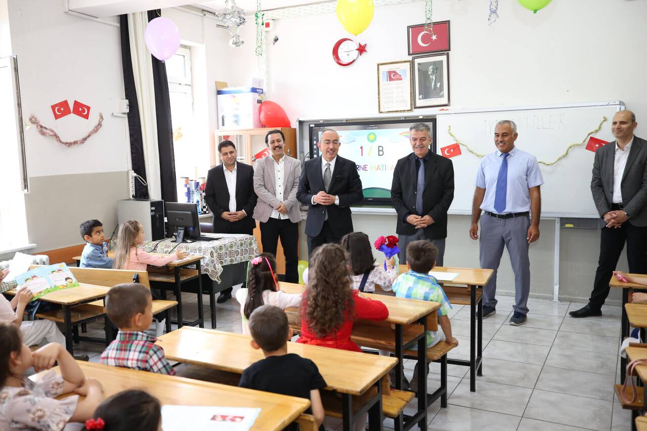 Öğrenciler karnelerini Başkan Kavuş'un elinden aldı