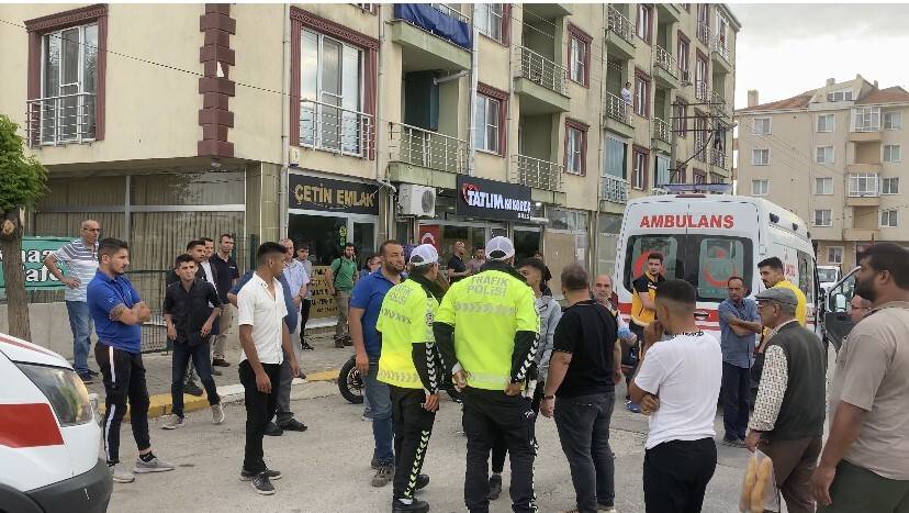 Motosikletin yayaya çarpması sonucu 2 kişi yaralandı